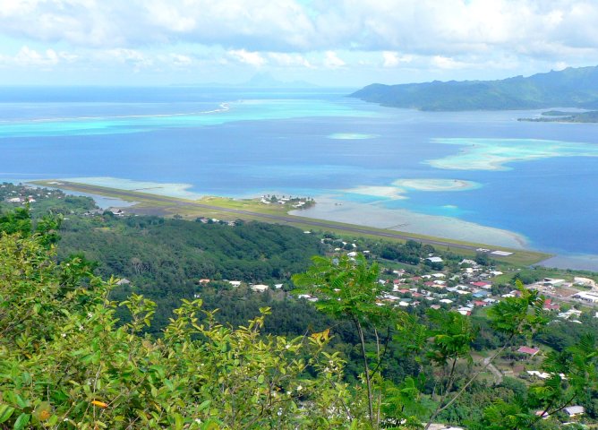 02- L'aeroport de Uturoa devant  le lagon 